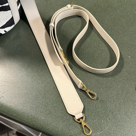 MCM AUTHENTIC 🦓ZEBRA🦓 BUCKET BAG with MATCHING WRISTLET BRAND NEW - Picture 2 of 12